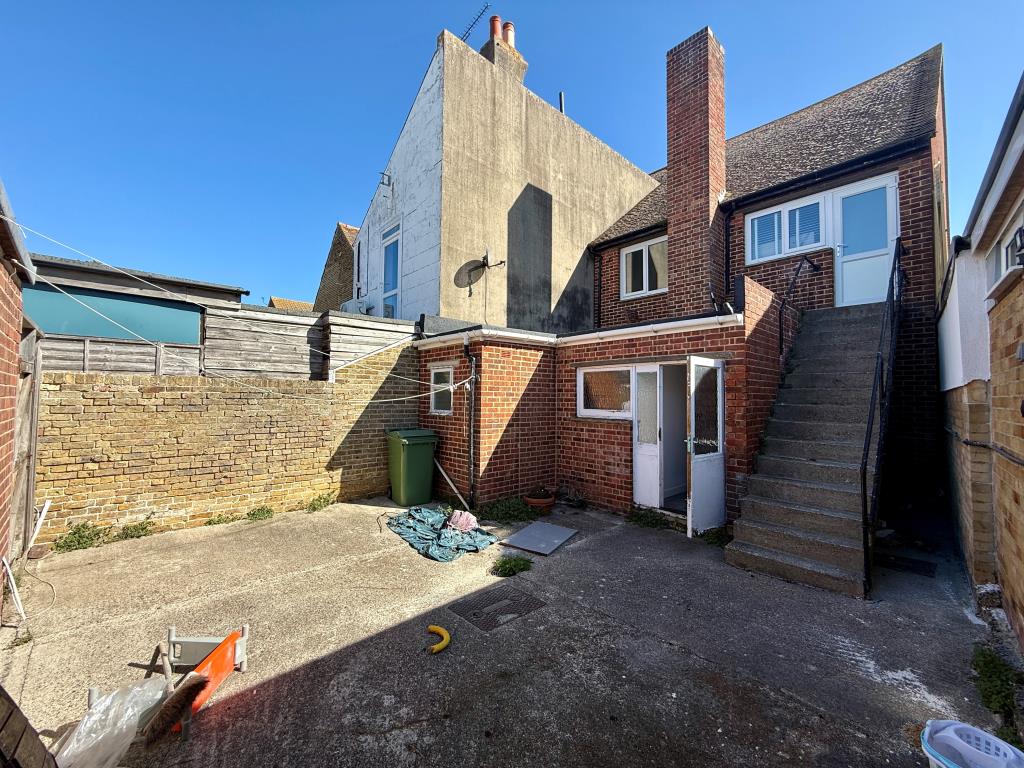 Lot: 64 - VACANT MIXED USE BUILDING - Yard to rear